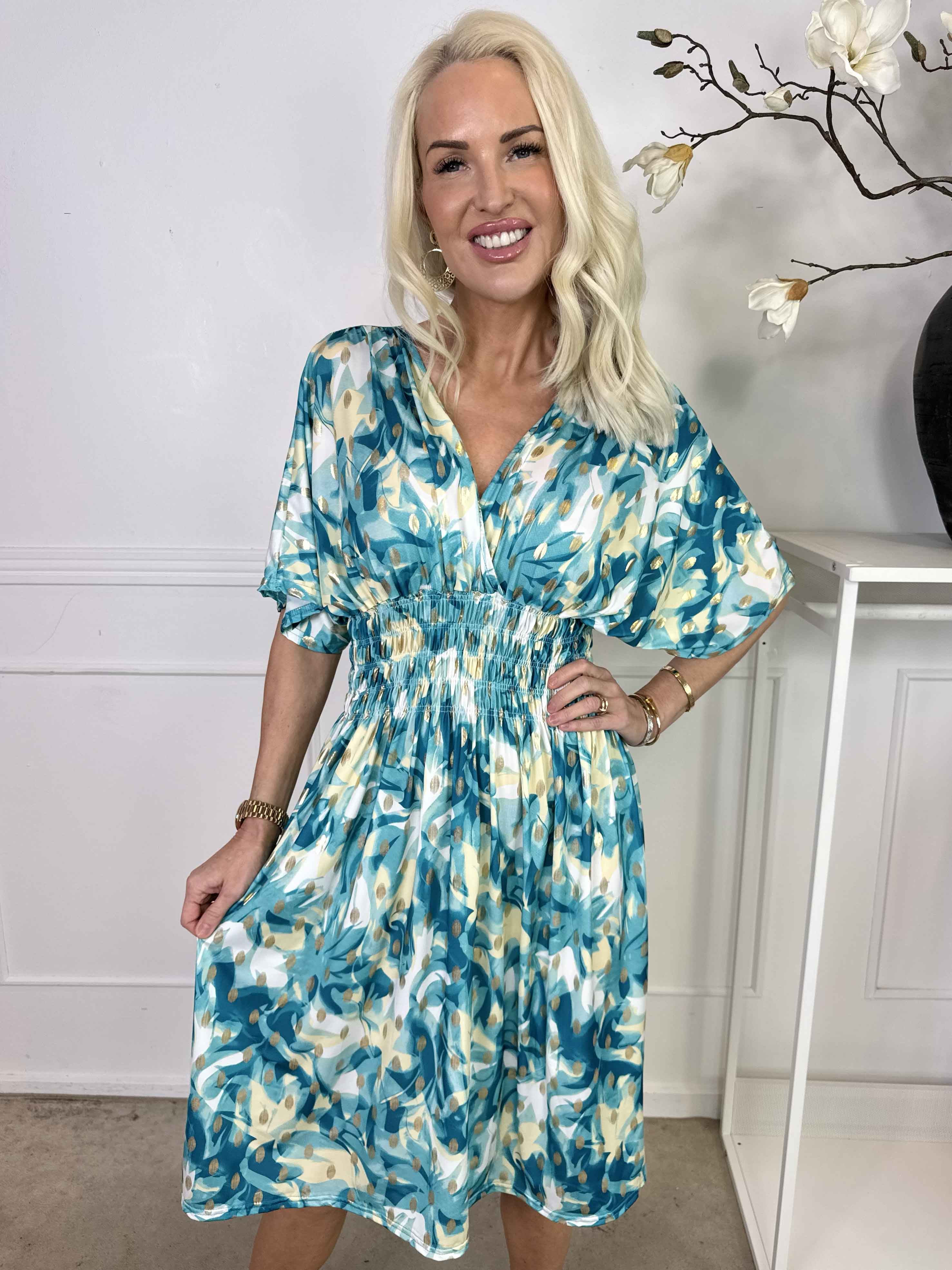 Pams Vacay Short - Mønstret elastisk kjole med smock i taljen